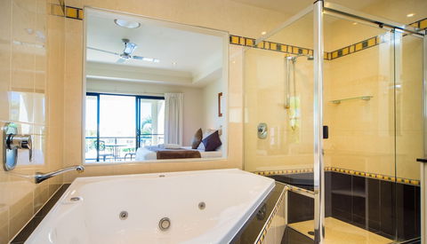 LUXE At Sanctuary Cove - eAccommodation 3