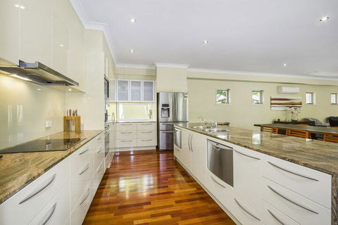 ANGOURIE HOUSE SALT VILLAGE - eAccommodation 2