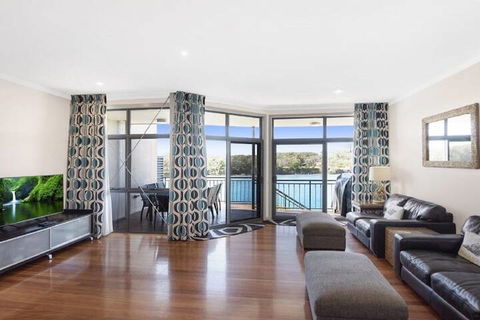 Absolute Creek Front Villa - eAccommodation 2