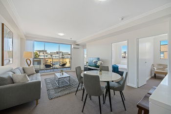Modern And Spacious Resort-Style Home - eAccommodation 0