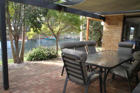 Thora Street Waterfront - eAccommodation 7