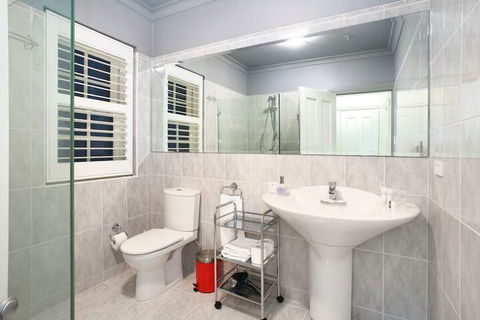 Art Deco In The Cul-de-Sac - eAccommodation 4