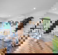 AUJOY 3 Bed Townhouse Burwood 1 - eAccommodation