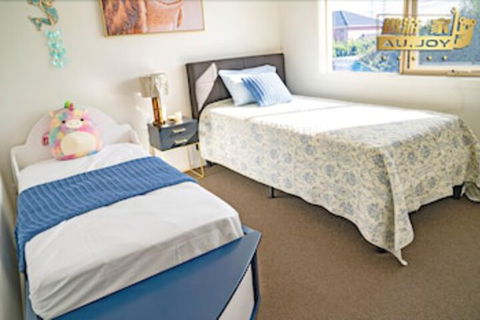 AUJOY 4 Bed Townhouse Glen Waverley - eAccommodation 5