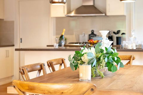 AUJOY 4 Bed Townhouse Glen Waverley - eAccommodation 4