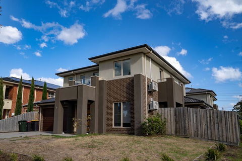 AUJOY 4 Bed Townhouse Glen Waverley - eAccommodation 1