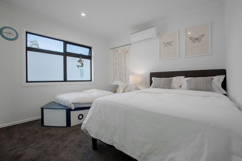 AUJOY 4 Bed Townhouse Burwood 2 - eAccommodation 4