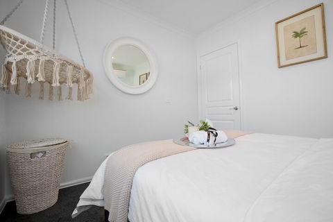 AUJOY 4 Bed Townhouse Burwood 2 - eAccommodation 5