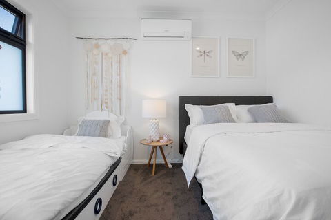 AUJOY 4 Bed Townhouse Burwood 2 - eAccommodation 6