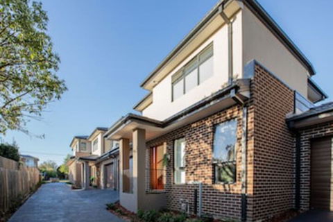 AUJOY 4 Bed Townhouse Burwood 2 - eAccommodation 0