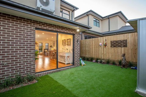 AUJOY 3 Bed Townhouse Burwood 3 - eAccommodation 6