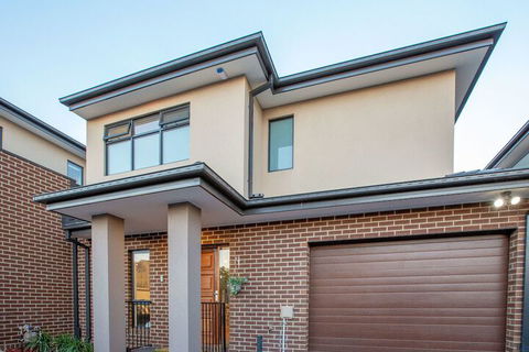 AUJOY 3 Bed Townhouse Burwood 3 - eAccommodation 3