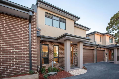 AUJOY 3 Bed Townhouse Burwood 3 - eAccommodation 7