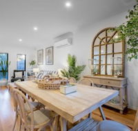 AUJOY 3 Bed Townhouse Burwood 3 - eAccommodation