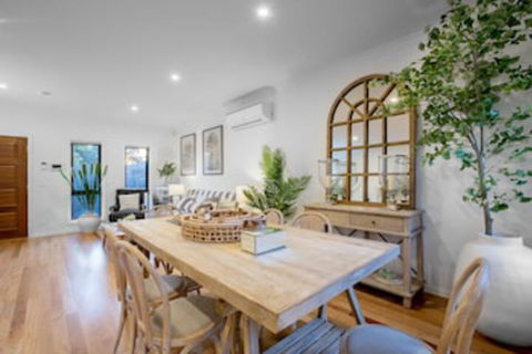 AUJOY 3 Bed Townhouse Burwood 3 - eAccommodation 0