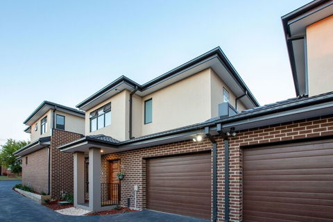 AUJOY 3 Bed Townhouse Burwood 3 - eAccommodation 5