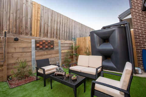 AUJOY 3 Bed Townhouse Burwood 3 - eAccommodation 2