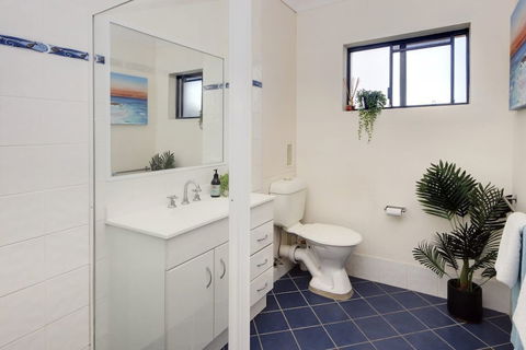 Anchored At South West Rocks - eAccommodation 0