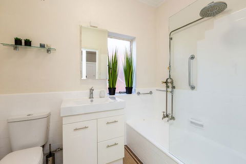 Lighthouse Cozy 2BDR With CITY VIEWS - eAccommodation 7