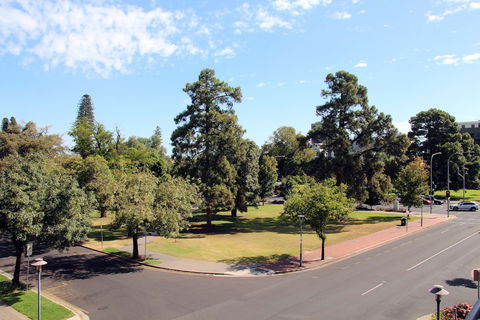 Adelaide CBD Apartment - 3BR, 2Bath & Carpark - eAccommodation 0