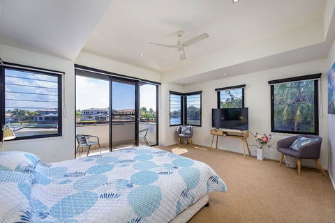 Gold Coast Stunning Waterfront Retreat By Hostrelax - eAccommodation 6