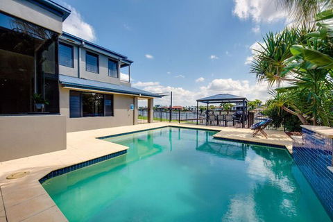 Gold Coast Stunning Waterfront Retreat By Hostrelax - eAccommodation 1
