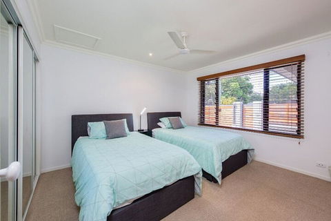 Gold Coast Stunning Waterfront Retreat By Hostrelax - eAccommodation 3