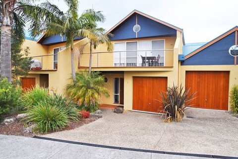 THE Sails 8 Linen Included Central Location - eAccommodation 1