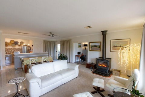 Angaston House - eAccommodation 4
