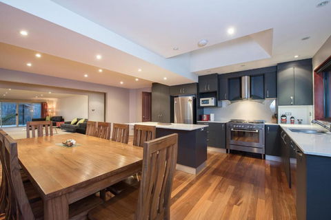 Gippsland Twelve Spacious & Central With Off Street Parking - eAccommodation 3