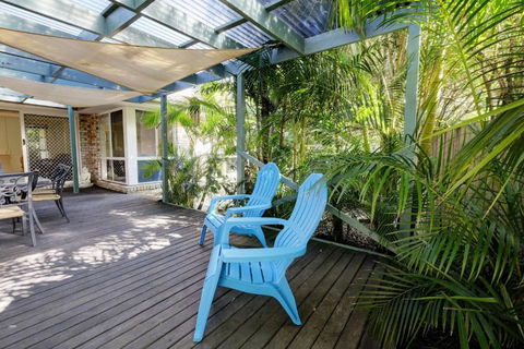 FRANGIPANI BEACH HOUSE PET FRIENDLY 22 Belbourie Cres Boomerang Beach - eAccommodation 5