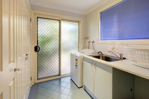FRANGIPANI BEACH HOUSE PET FRIENDLY 22 Belbourie Cres Boomerang Beach - eAccommodation 2
