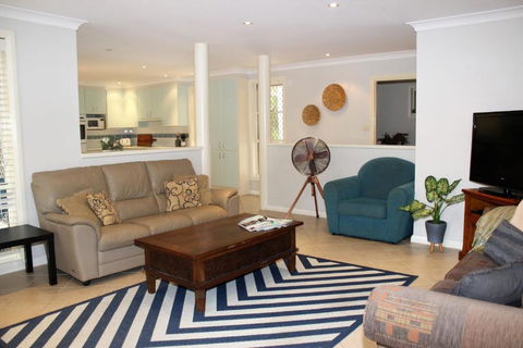 FRANGIPANI BEACH HOUSE PET FRIENDLY 22 Belbourie Cres Boomerang Beach - eAccommodation 6