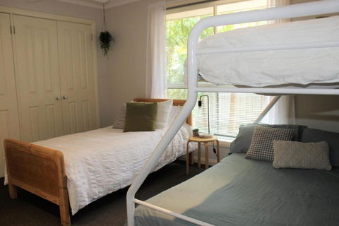 FRANGIPANI BEACH HOUSE PET FRIENDLY 22 Belbourie Cres Boomerang Beach - eAccommodation 1