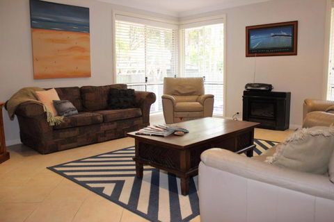 FRANGIPANI BEACH HOUSE PET FRIENDLY 22 Belbourie Cres Boomerang Beach - eAccommodation 4