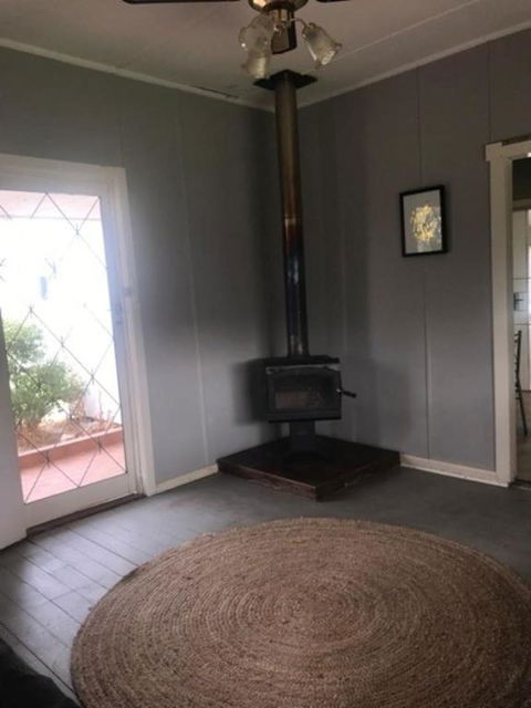 Cosy Country Cottage With AirCon - eAccommodation 4