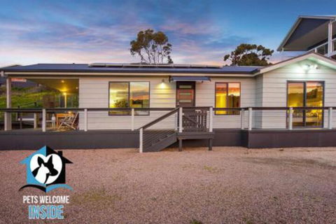 Almost New + Sea & Lake Views - eAccommodation 5
