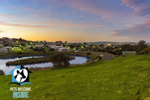 Almost New + Sea & Lake Views - eAccommodation 3