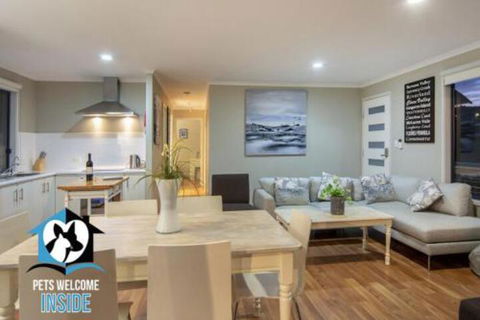 Almost New + Sea & Lake Views - eAccommodation 0