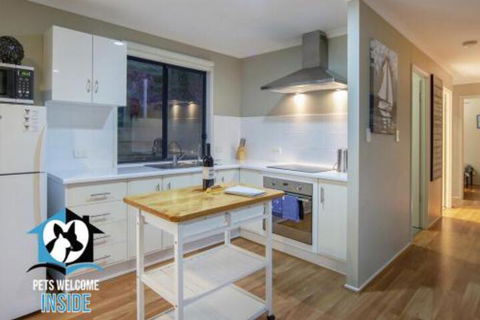 Almost New + Sea & Lake Views - eAccommodation 2