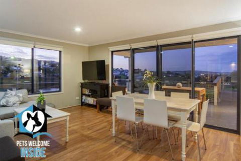 Almost New + Sea & Lake Views - eAccommodation 1