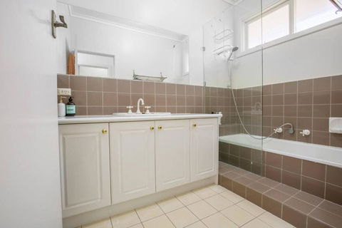 Alice Wonderland In 4 Beds House - eAccommodation 3