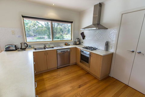 Acacia Lakehouse The Lake At Your Doorstep - eAccommodation 4