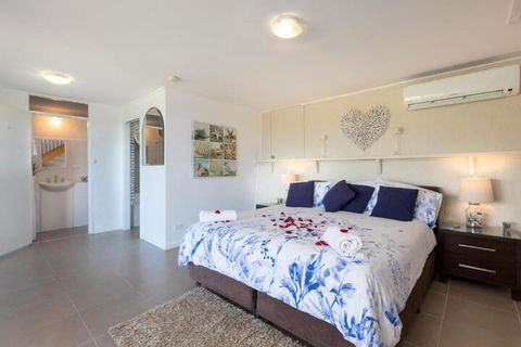 Absolute Oceanfront Cottage - eAccommodation 2