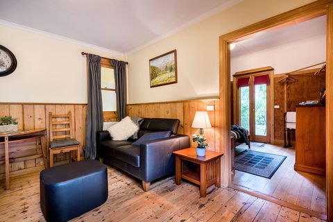 Avalon House - eAccommodation 0