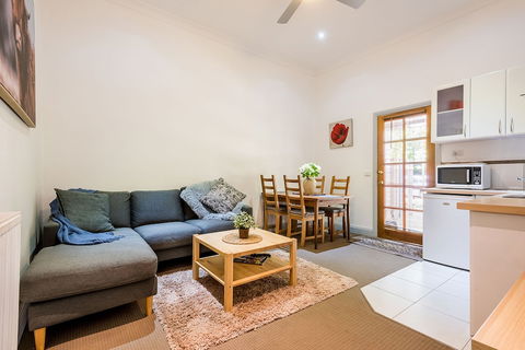 Avalon House - eAccommodation 1