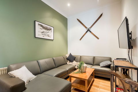 Avalon House - eAccommodation 6