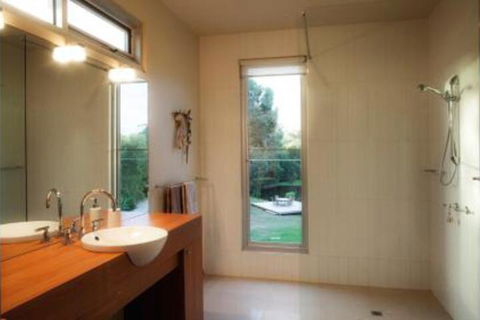 THE Lake House - Surf Side - eAccommodation 3