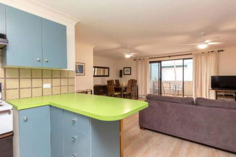 Apartment With Inground Pool - eAccommodation 6