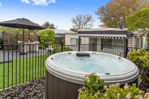 Amber Cottage Luxury Seaside Retreat With Outdoor Spa! - eAccommodation 4